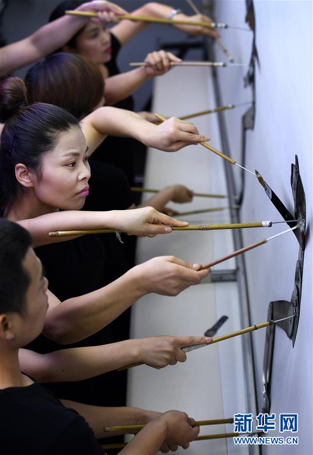 【焦點圖 顯示圖在稿件最下方】華州皮影:讓“喜兒”與“傑克遜”同臺相逢 【焦點圖 顯示圖在稿件最下方】華州皮影:讓“喜兒”與“傑克遜”同臺相逢