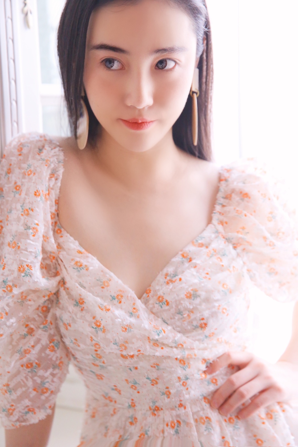 豆瓣女神张辛苑晒花裙写真 深v撩人秀事业线