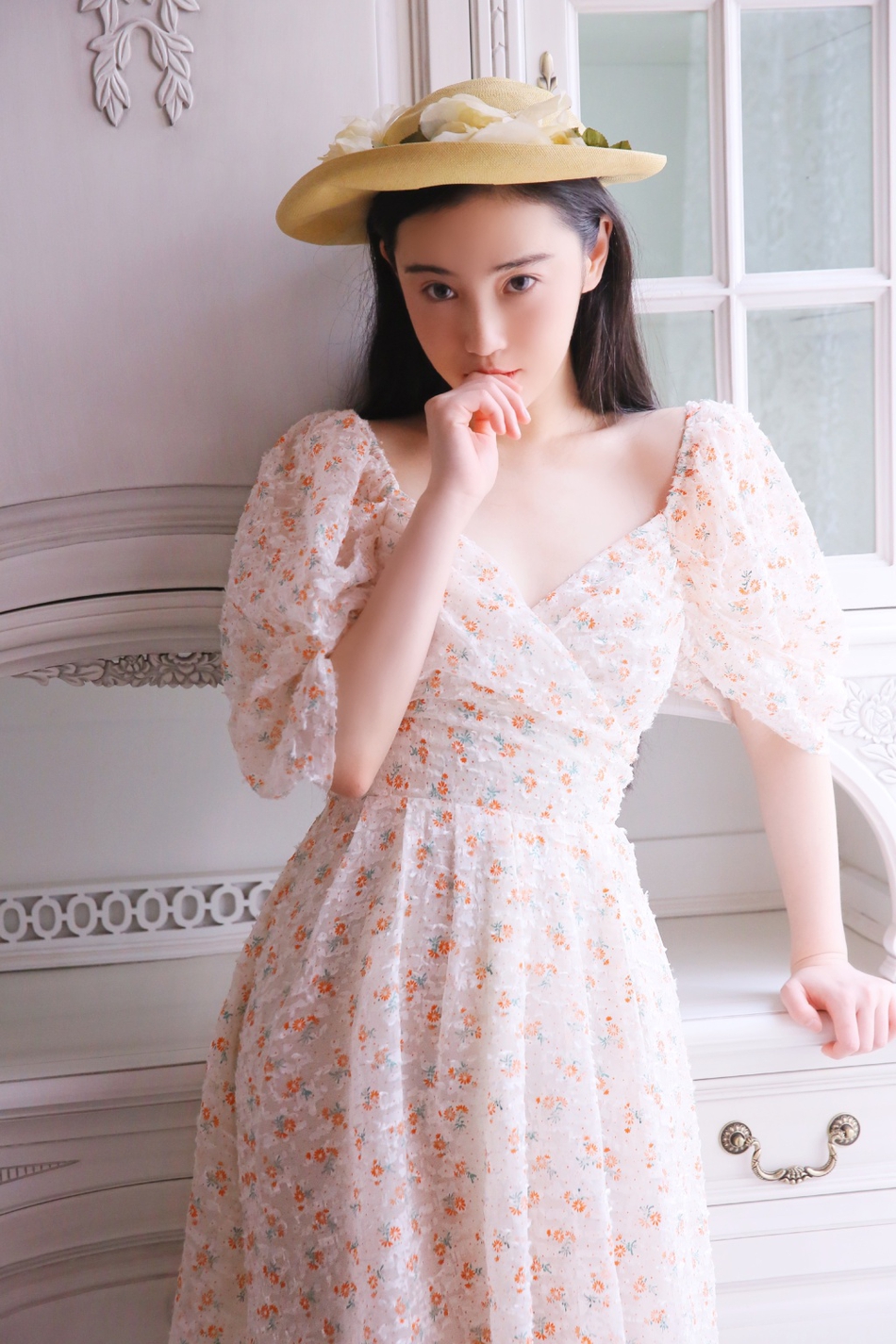 豆瓣女神张辛苑晒花裙写真深v撩人秀事业线