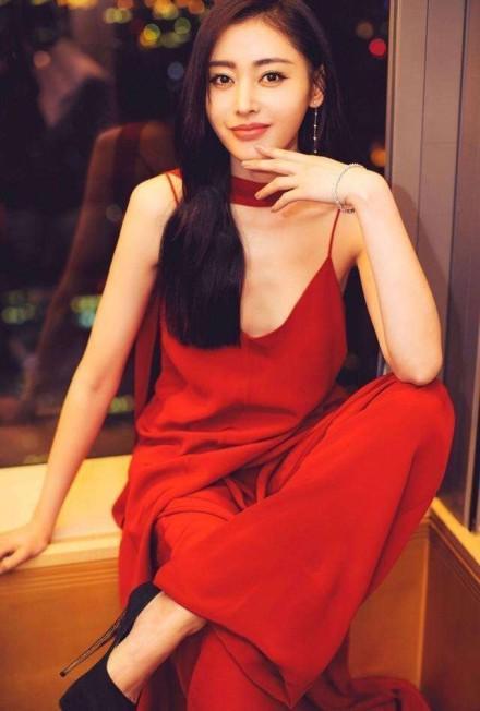 张天爱睡机场腿上盖着报纸 网友：一个细节看出素质