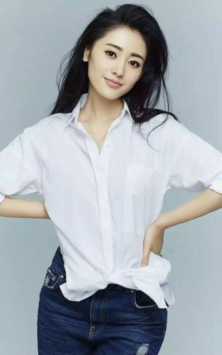 张天爱睡机场腿上盖着报纸 网友：一个细节看出素质