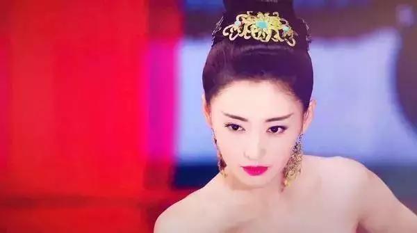 张天爱睡机场腿上盖着报纸 网友：一个细节看出素质