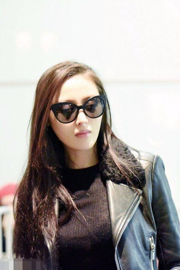 张天爱睡机场腿上盖着报纸 网友：一个细节看出素质