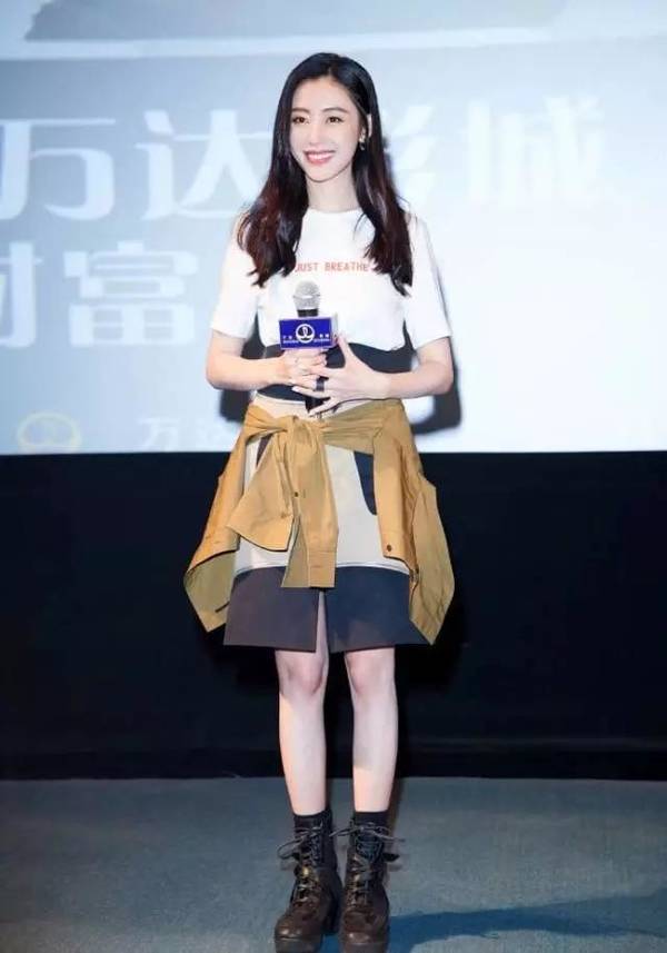 张天爱睡机场腿上盖着报纸 网友：一个细节看出素质