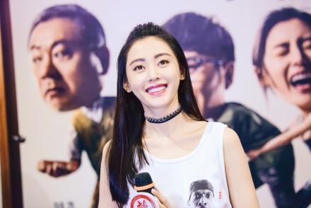 张天爱睡机场腿上盖着报纸 网友：一个细节看出素质