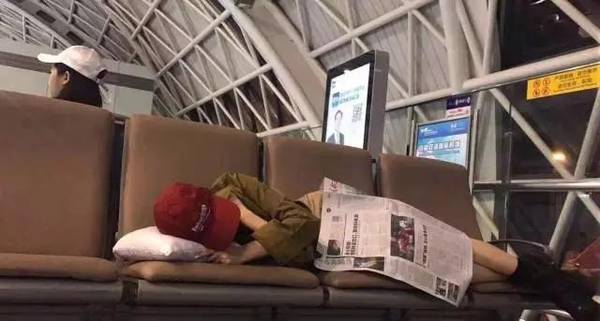 张天爱睡机场腿上盖着报纸 网友：一个细节看出素质