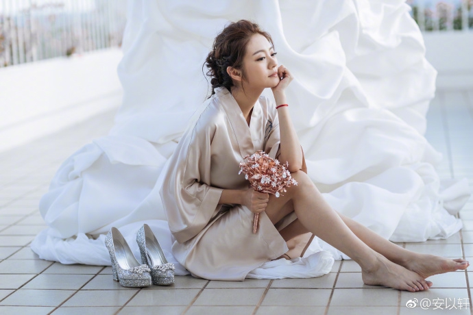 人妻安以轩露香肩美腿自在慵懒[4]- 中国日报网