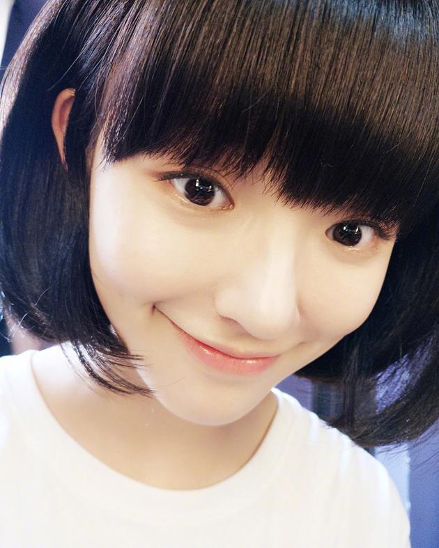 撞脸倪妮?林允剪短发清爽可爱 大眼睛齐刘海似学生妹 - 国际在线移动