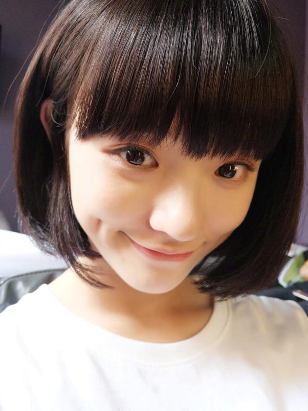 撞脸倪妮?林允剪短发清爽可爱 大眼睛齐刘海似学生妹 - 国际在线移动