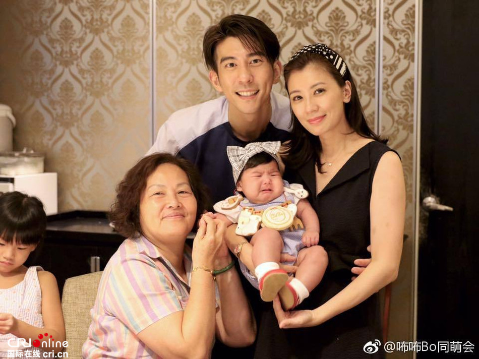 贾静雯修杰楷全家合影曝光 咘咘和妈妈一样美妹妹超萌