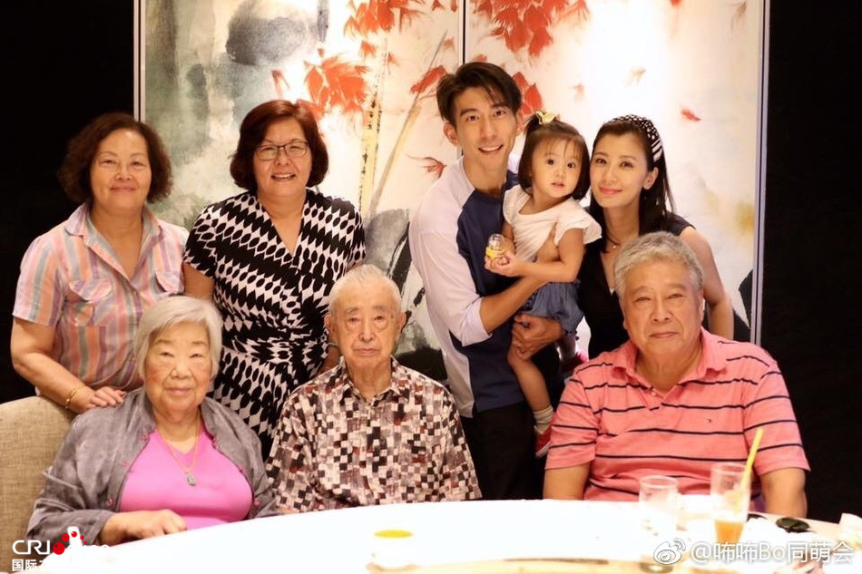 贾静雯修杰楷全家合影曝光 咘咘和妈妈一样美妹妹超萌