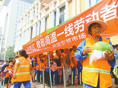 【河南在线列表】开封西瓜滞销急坏瓜农 爱心企业购3万斤瓜送市民