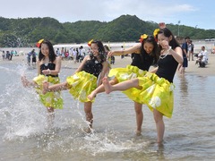 日本重开福岛海滩 民众大胆下水游泳_fororder_20170718_78626