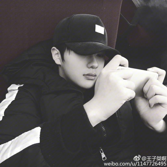 《楚乔传》男配自拍照：月七撞脸杨洋 赵西风真酷