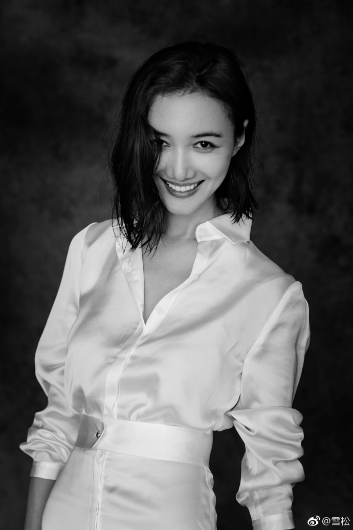 朱孝天娇妻韩雯雯发短发写真 笑容清新身材妩媚