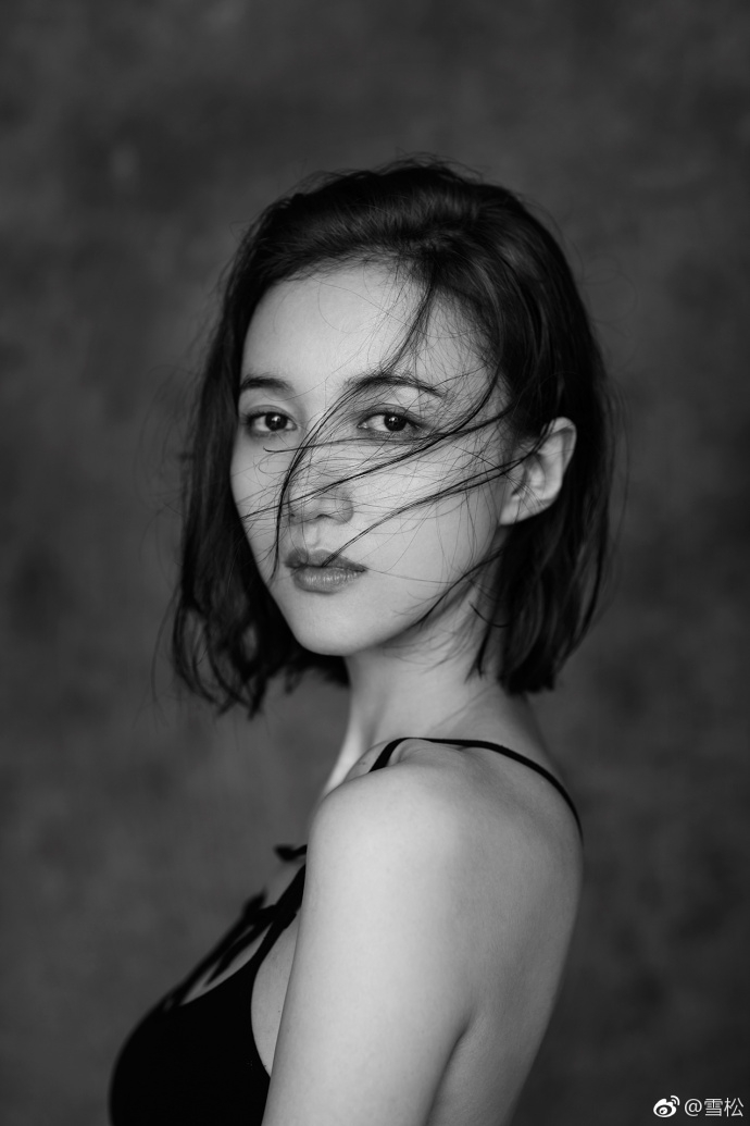 朱孝天娇妻韩雯雯发短发写真 笑容清新身材妩媚