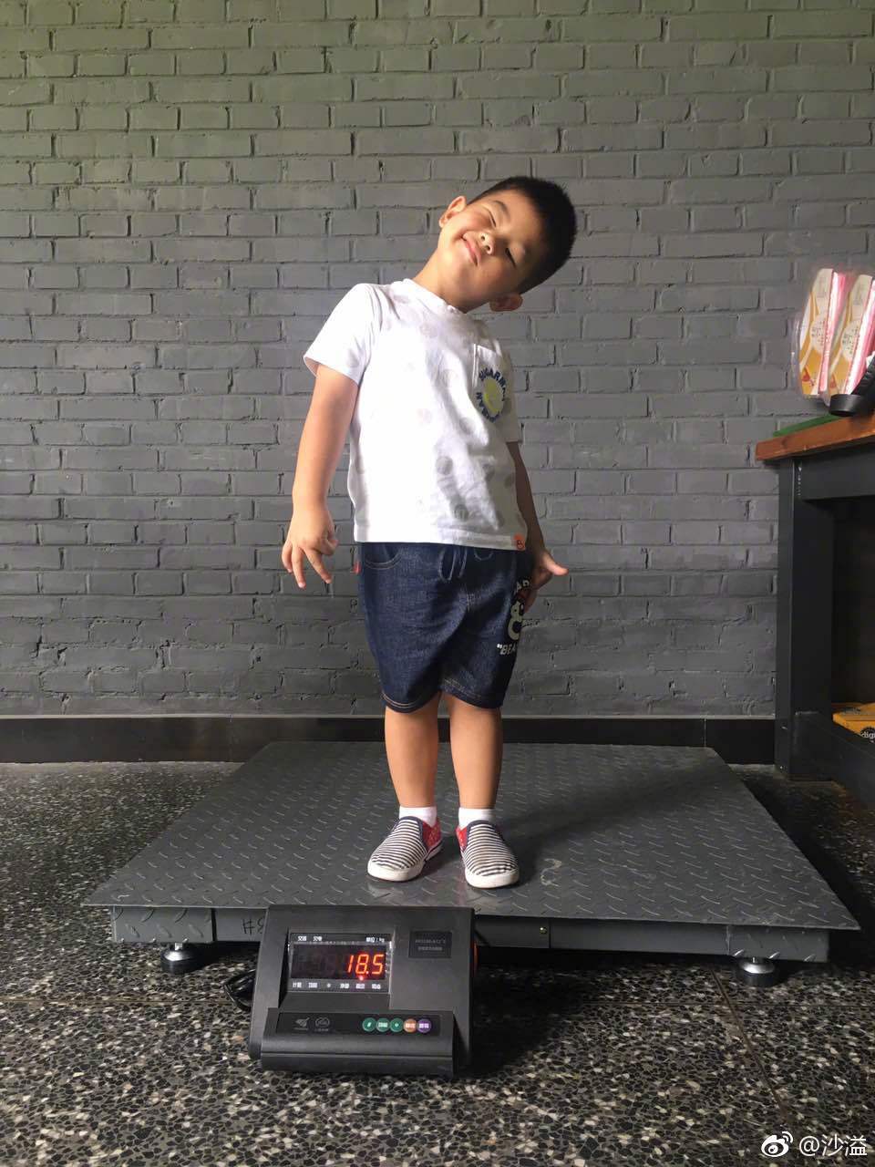 沙溢晒安吉小鱼儿可爱萌照 最后一张照片却不忘自黑