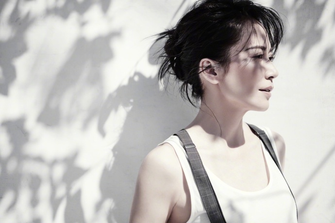 冻龄女神俞飞鸿最新大片 黑白look诠释优雅和帅气