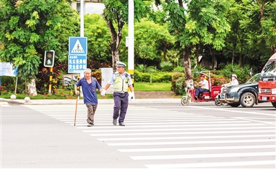末尾有圖【交通圖文列表】【即時快訊】“我要為陵水交警點讚” 摘要:陵水黎族自治縣紅土坎二中紅綠燈路口,執勤交警幫助“候鳥”老人高木登過馬路。 末尾有圖【交通圖文列表】【即時快訊】“我要為陵水交警點讚” 摘要:陵水黎族自治縣紅土坎二中紅綠燈路口,執勤交警幫助“候鳥”老人高木登過馬路。