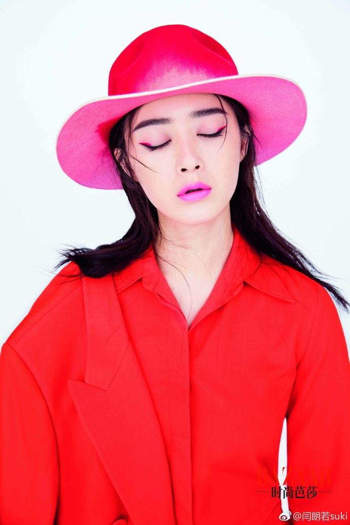 蒋欣风格多变以"帽"取人 烈焰红唇大秀锁骨