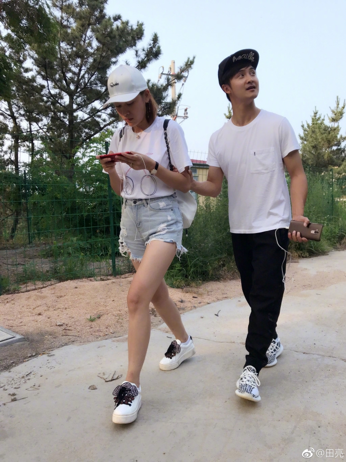 组图：叶一茜玩游戏不看路 田亮拽着走画面超喜感