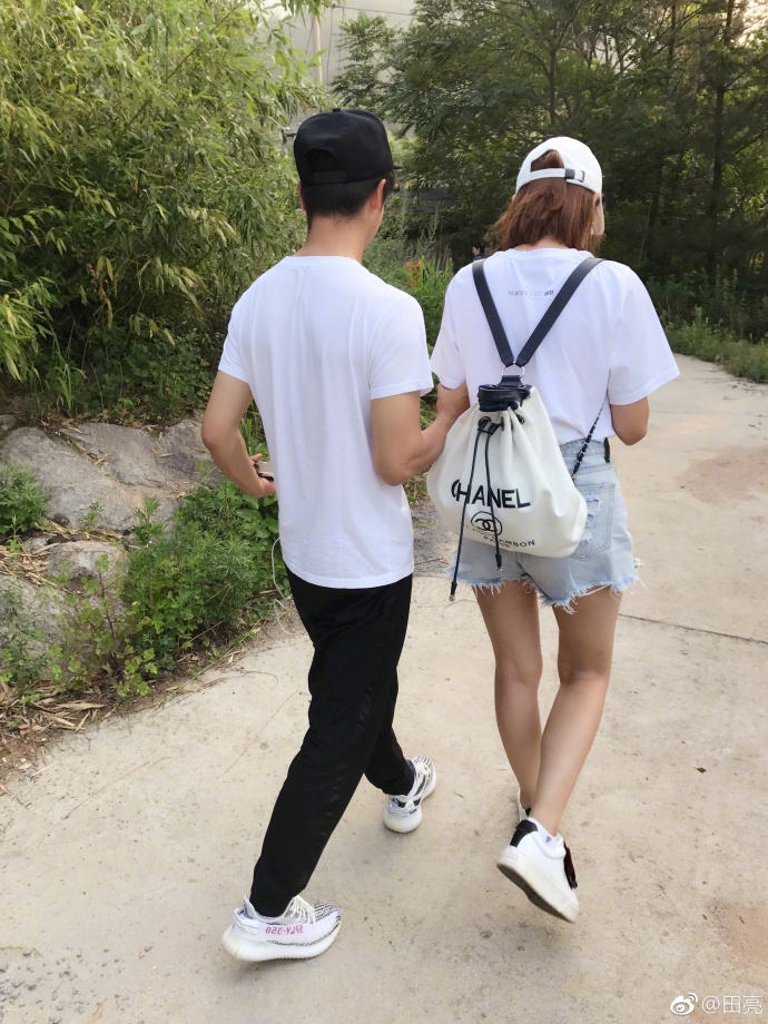 组图：叶一茜玩游戏不看路 田亮拽着走画面超喜感