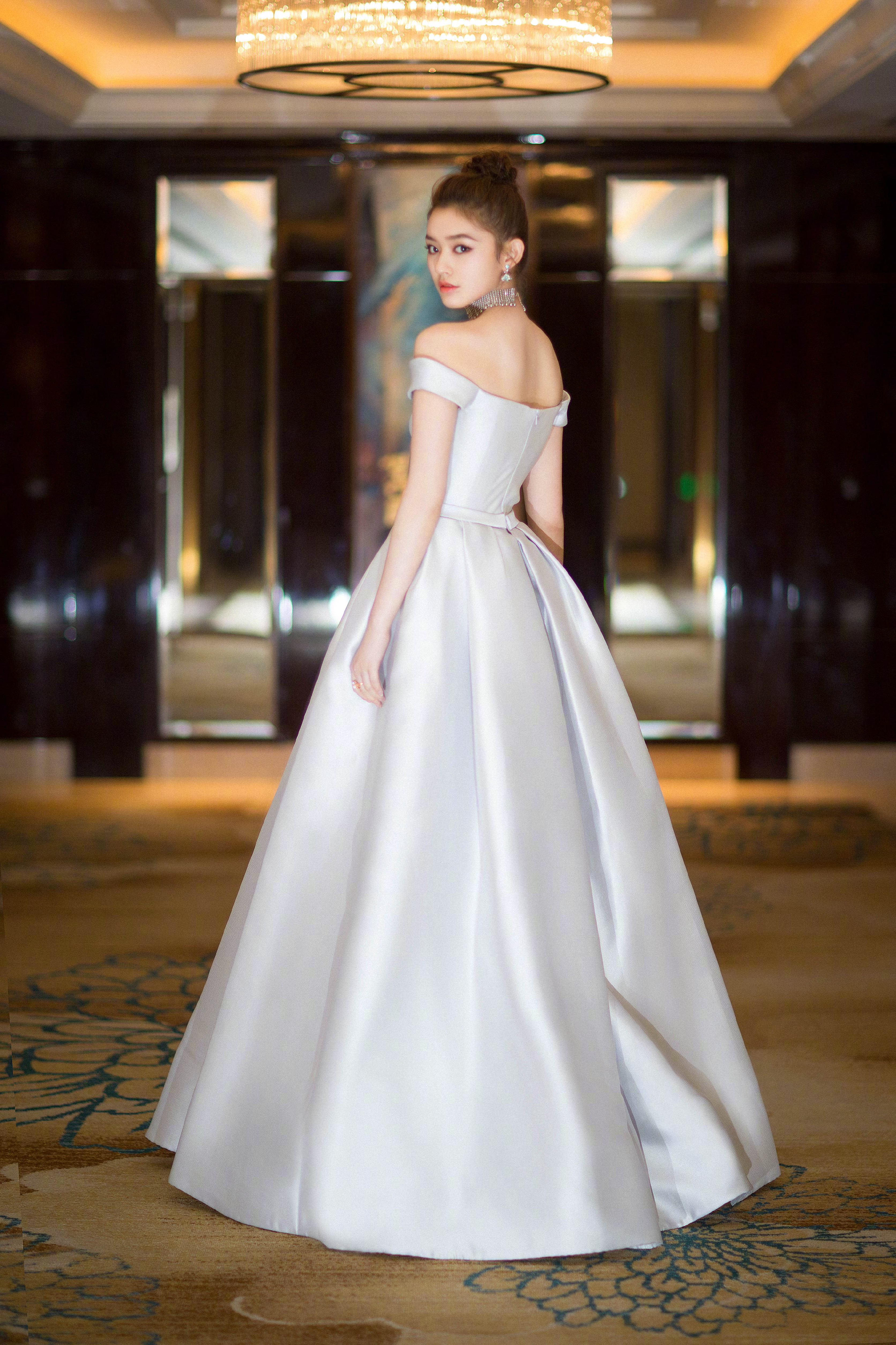 林允晒盛典美照被说胖网友可能胖胸上了