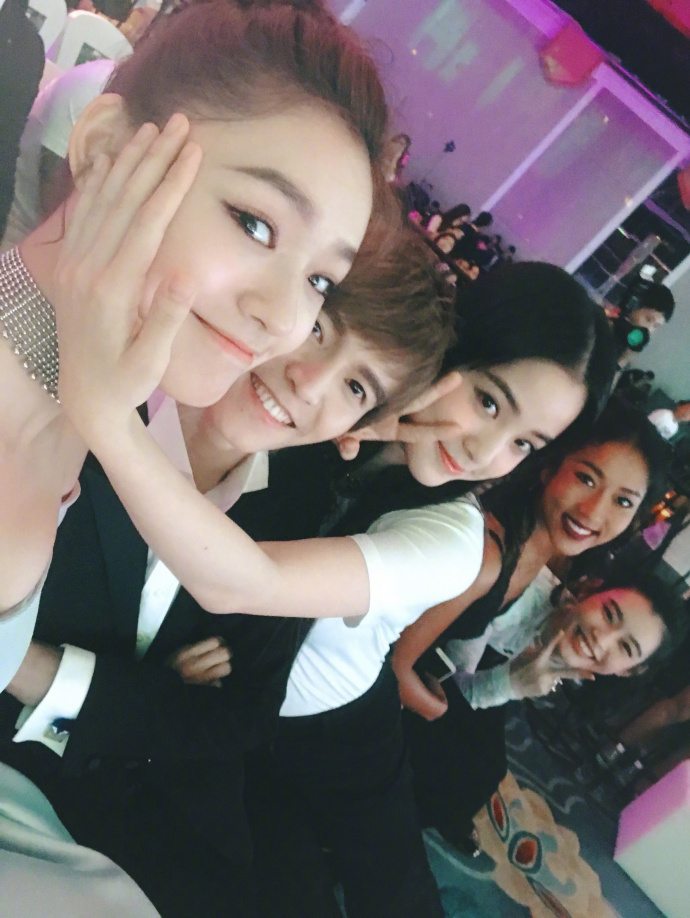 林允欧阳娜娜同框自拍亮点多 你能找出几个