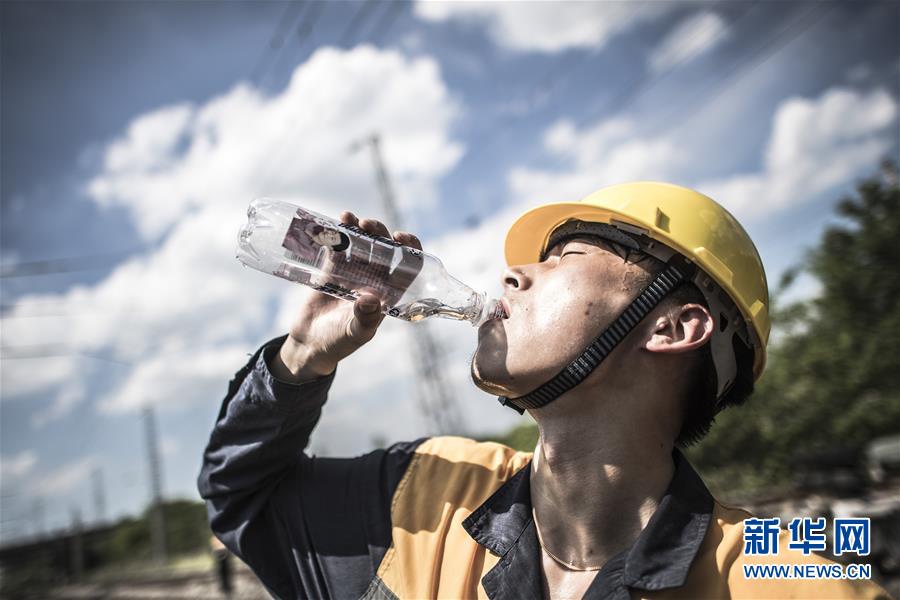 酷暑裏的鐵路“蜘蛛俠”