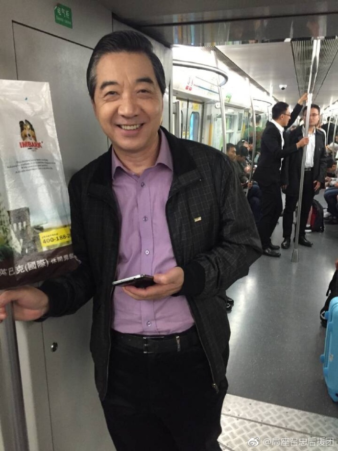 局座张召忠坐地铁被偶遇 变低头族手机不离手