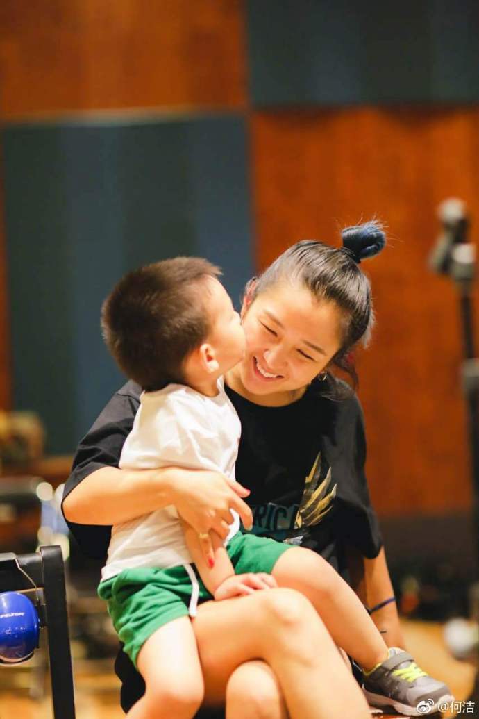 母爱满满!何洁带儿子彩排 母子温馨有爱画面暖心