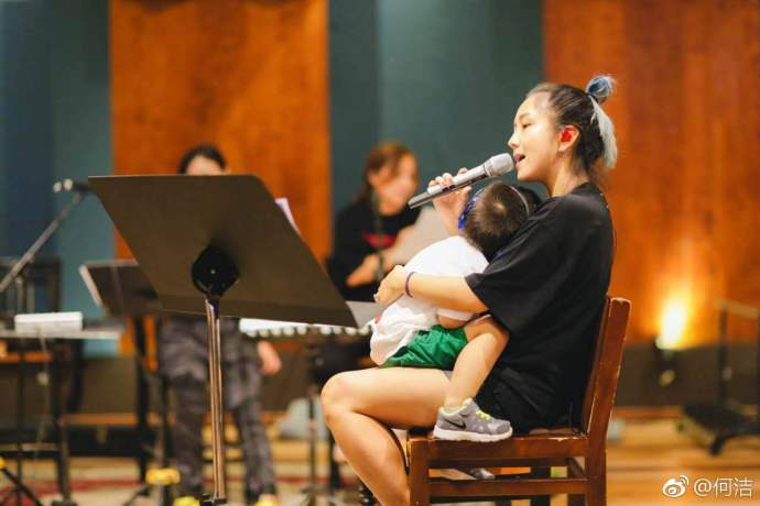 母爱满满!何洁带儿子彩排 母子温馨有爱画面暖心