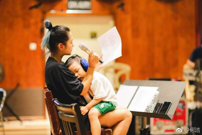 母爱满满!何洁带儿子彩排 母子温馨有爱画面暖心