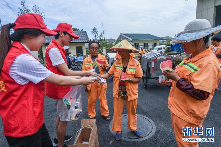 浙江余姚：愛心志願者夏日送清涼
