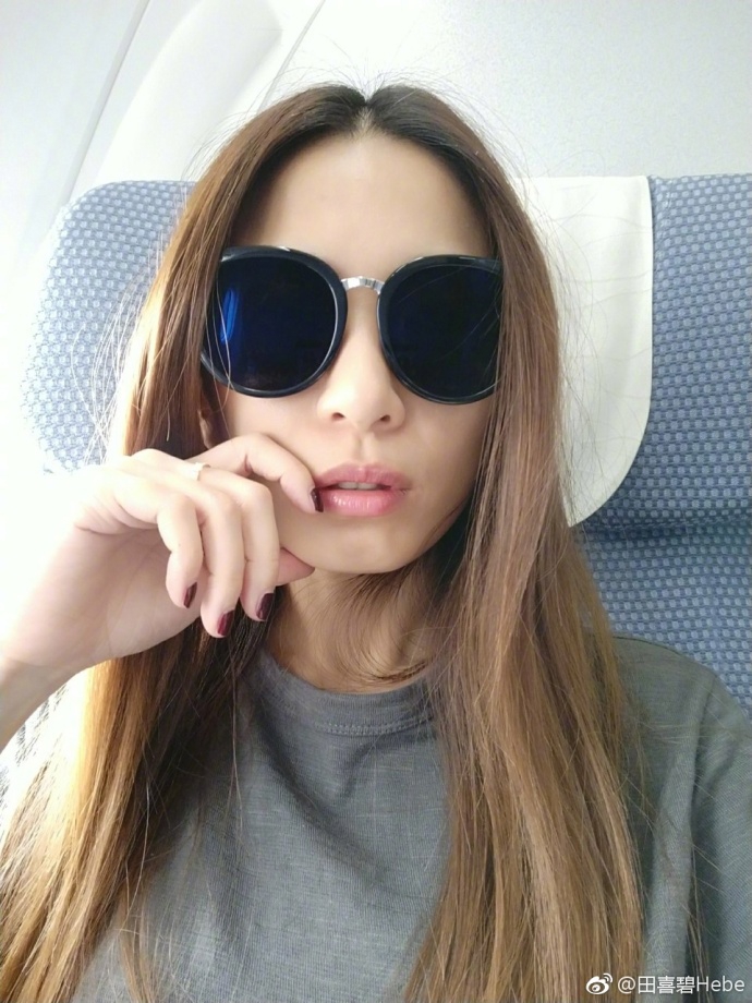 组图:精分少女!田馥甄自拍上秒高冷下秒就露灿笑