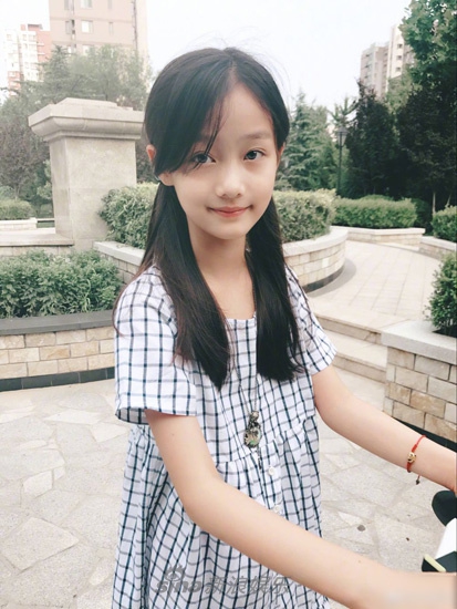 近日,赵薇的"刁蛮女儿"纪姿含的一组照片曝光,她曾出演电影《小时代4