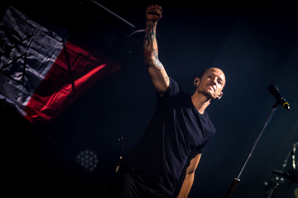 林肯公园主唱查斯特自缢身亡 众星齐悼念