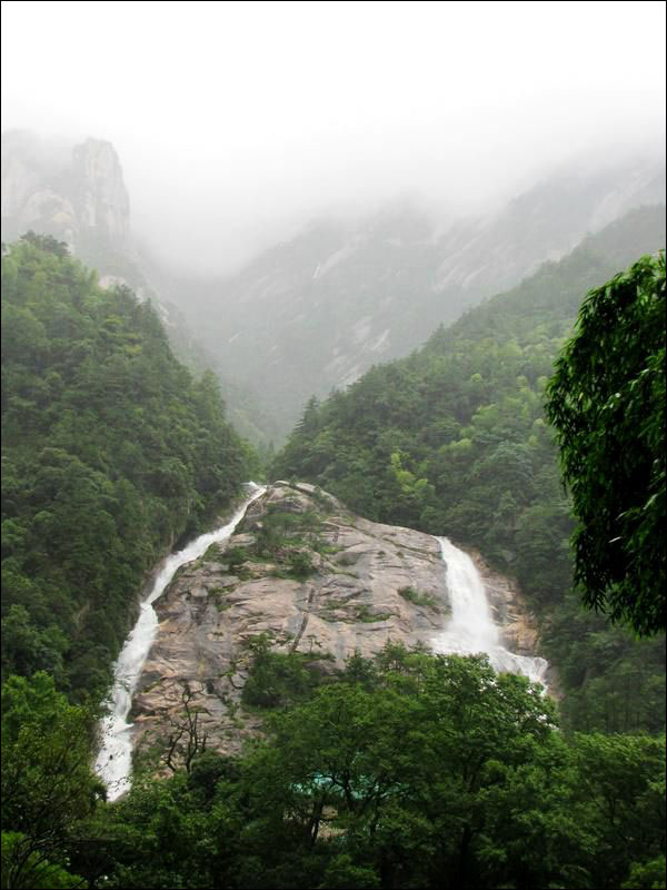 黃山之水:瀑布激起細密的水霧 如輕紗漫舞