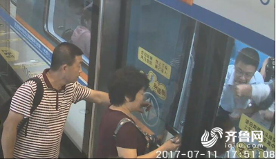 【社会广角（图片+摘要）】青岛地铁员工千钧一发救出被夹小朋友