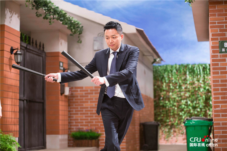 开心俱乐部_fororder_刘奕君演示“防敌棍法”