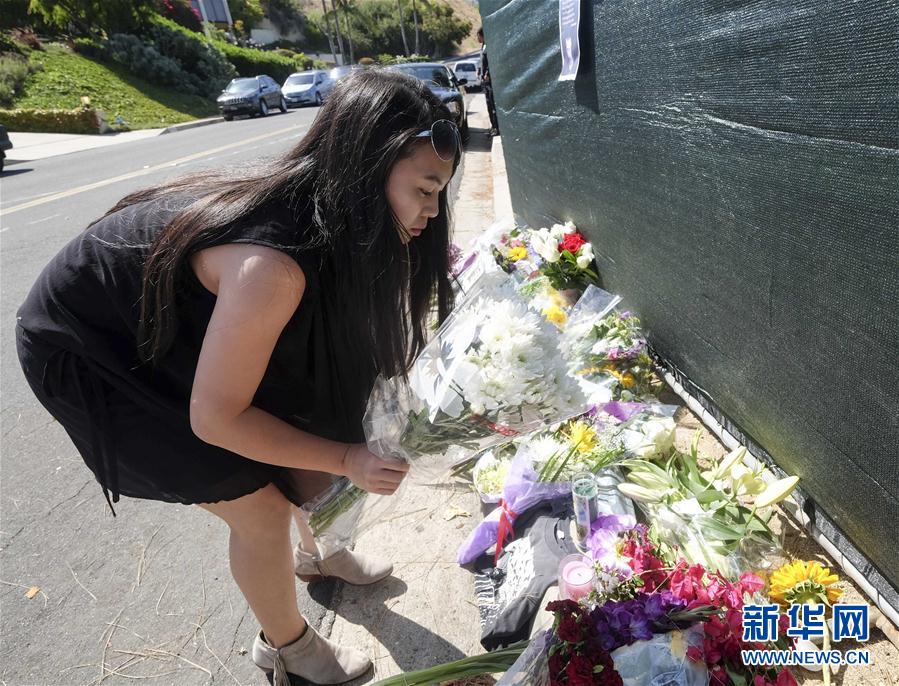 悼念"林肯公园"乐队主唱切斯特·本宁顿(组图)