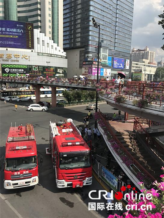 西安小寨十字一仓库突发火灾  无人员伤亡_fororder_微信图片_20170722175700