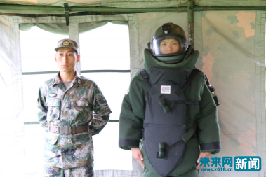 【網絡媒體國防行】軍中“拆彈專家”:排爆服重達60斤 夏天穿著像“蒸籠”