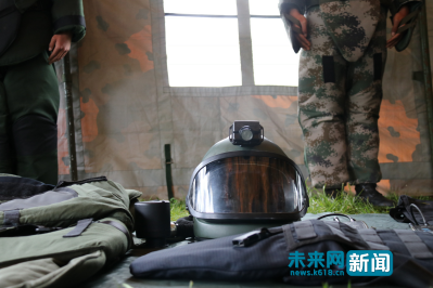 【網絡媒體國防行】軍中“拆彈專家”:排爆服重達60斤 夏天穿著像“蒸籠”