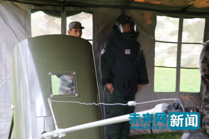 【網絡媒體國防行】軍中“拆彈專家”:排爆服重達60斤 夏天穿著像“蒸籠”