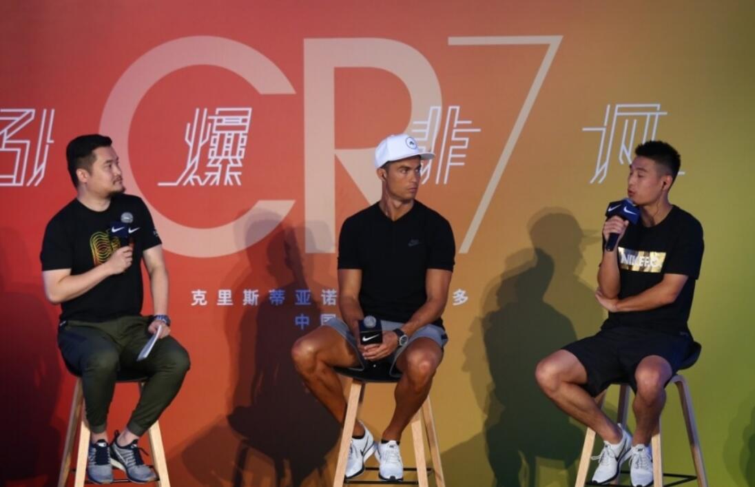 C罗武磊交换球衣 总裁手举国足7号战袍