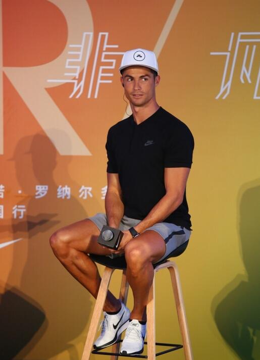 C罗武磊交换球衣 总裁手举国足7号战袍