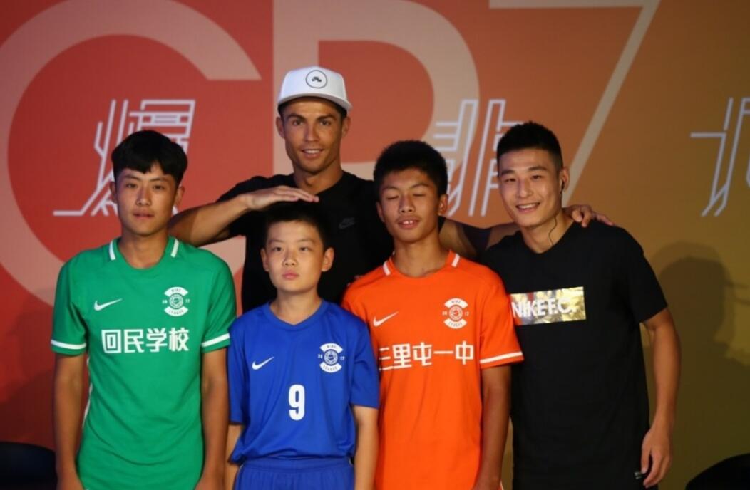 C罗武磊交换球衣 总裁手举国足7号战袍