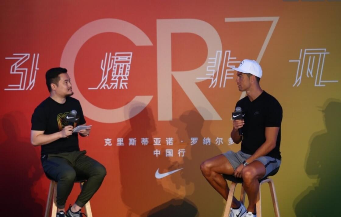 C罗武磊交换球衣 总裁手举国足7号战袍