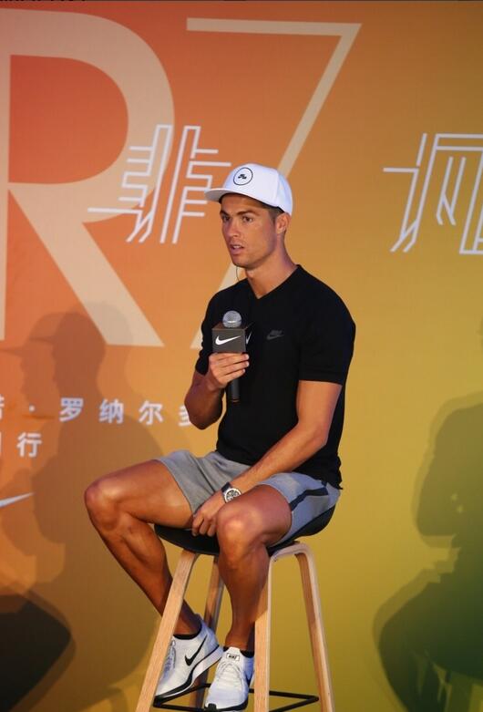 C罗武磊交换球衣 总裁手举国足7号战袍